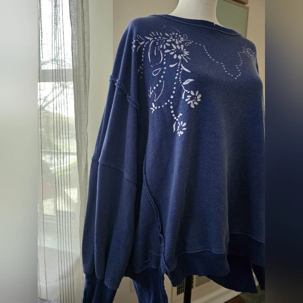 Free People We The Free Graphic Camden Sweatshirt - Blue Floral - Large - Picture 4 of 8